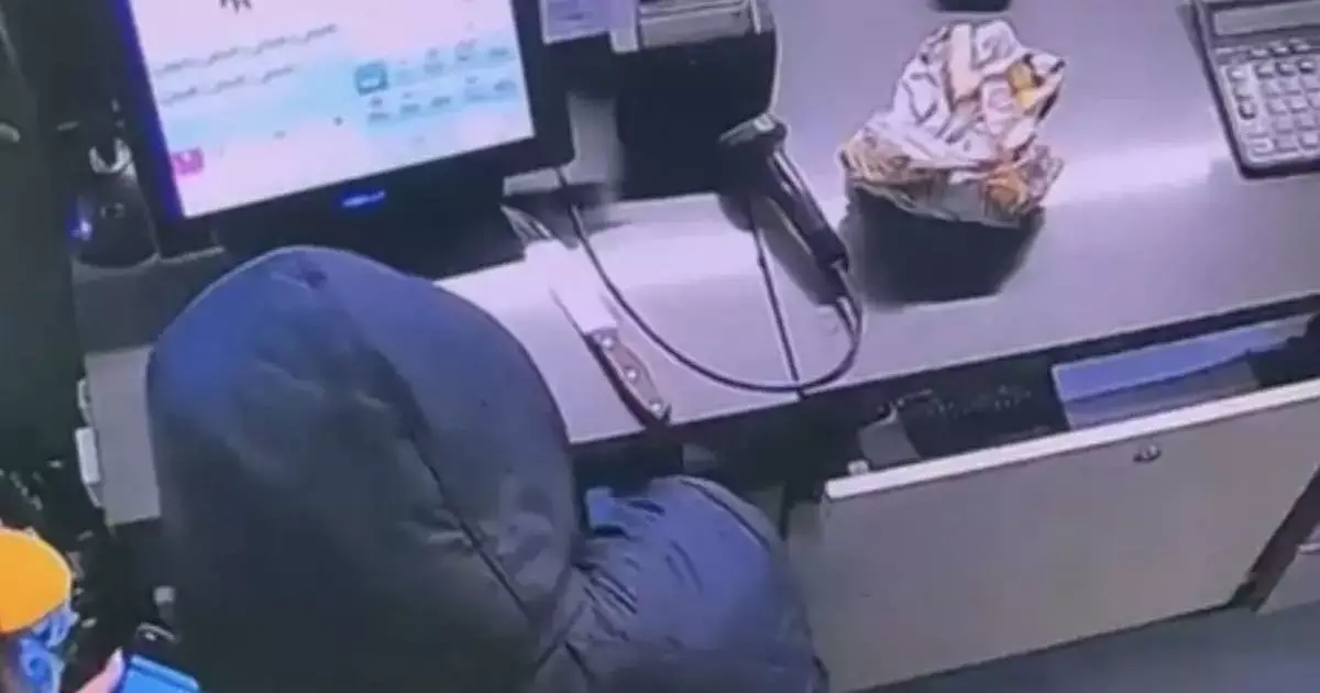  Ақтаулық ер адам жанармай бекетінде кассирді пышақпен қорқытып, тонап кетті 