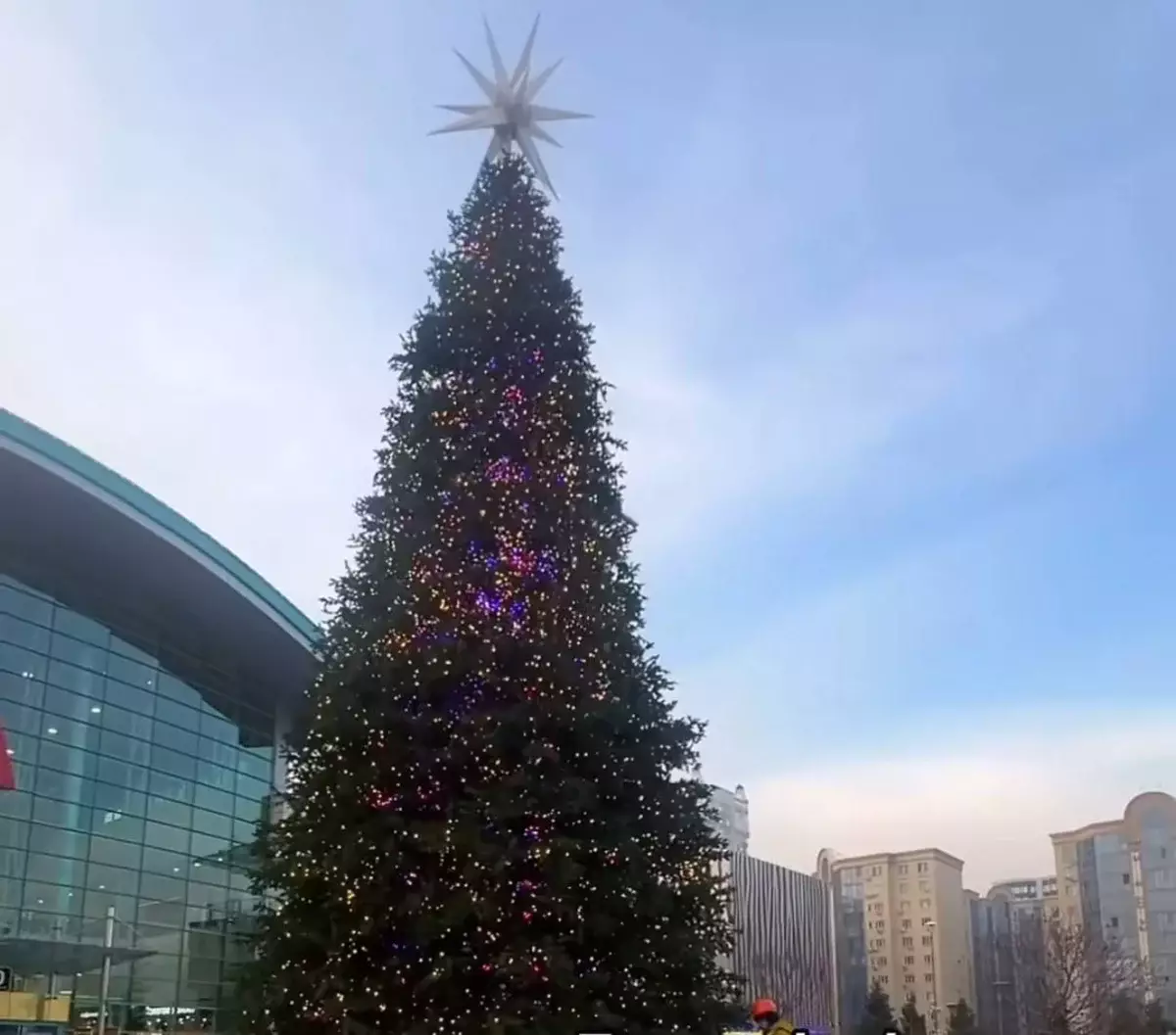 Алматинцы возмутились установкой новогодней ёлки до Дня независимости