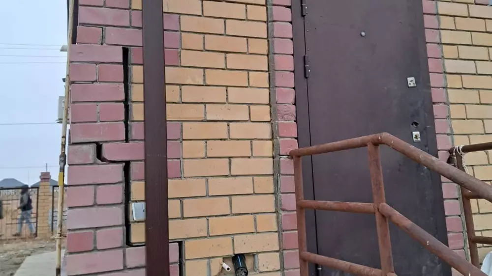 Построенные по “Нұрлы жер“ дома разваливаются в Атырау