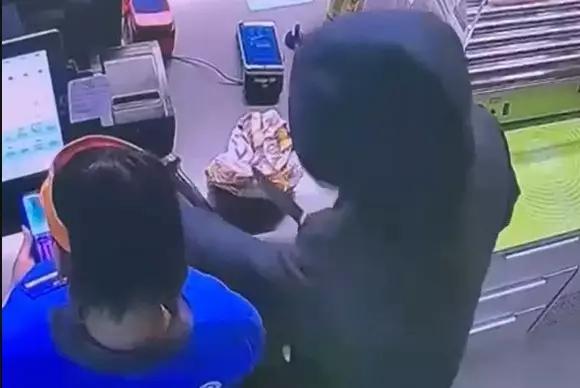 Мужчина с ножом ограбил автозаправку в Актау