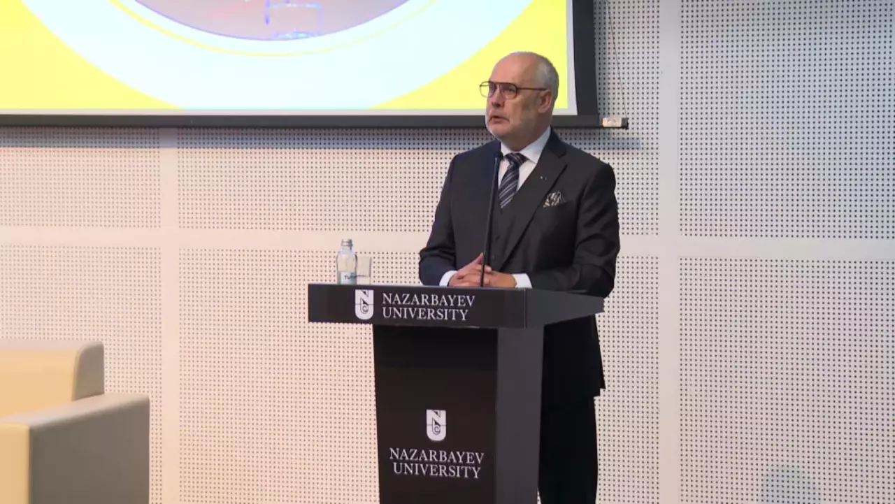 Эстония президенті студенттермен кездесті