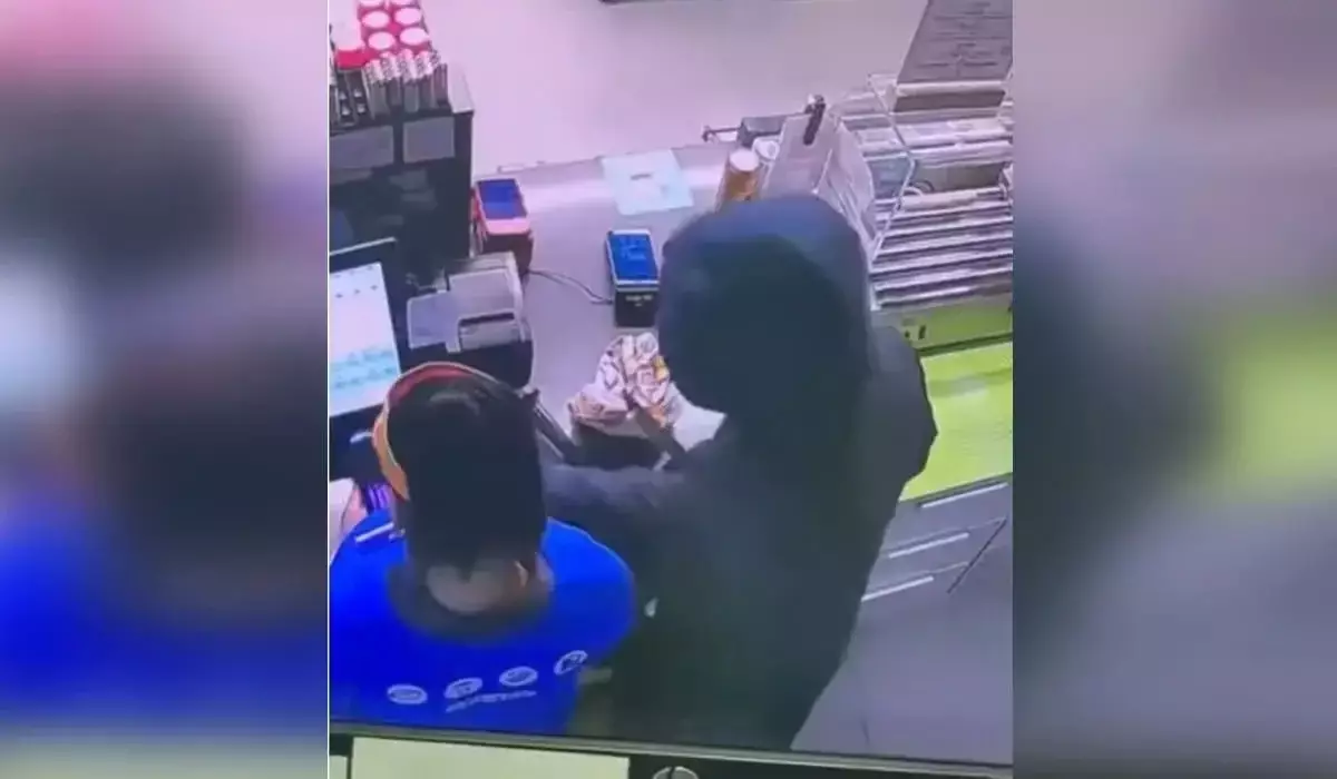 Ақтауда пышақ ұстаған ер адам жанармай бекетін тонап кетті