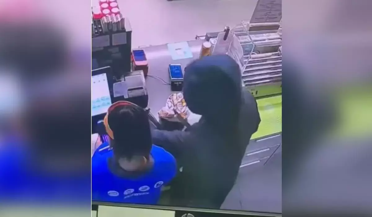 Угрожал ножом: на видео попало дерзкое ограбление АЗС в Актау