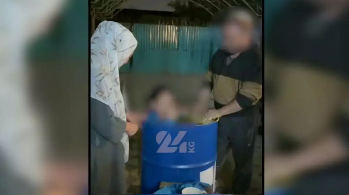 В Бишкеке родители избивали дочь за отказ носить хиджаб