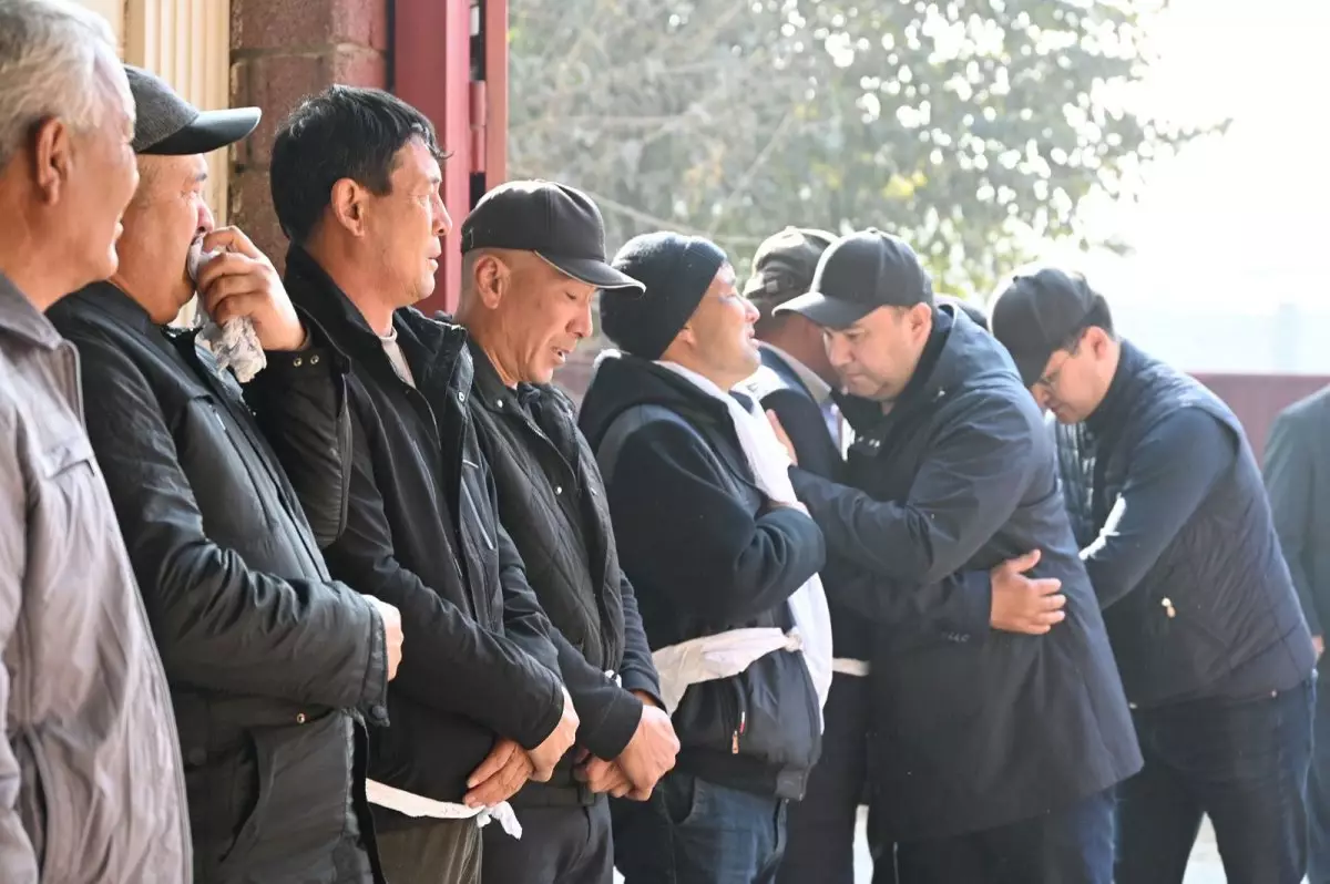 Түркістан облысының әкімі Жетісайдағы өрттен қаза тапқан отбасылардың туыстарына көңіл айтты