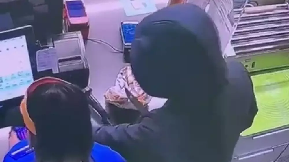 Ақтауда ер адам жанармай құю бекетін тонап кеткен: видео