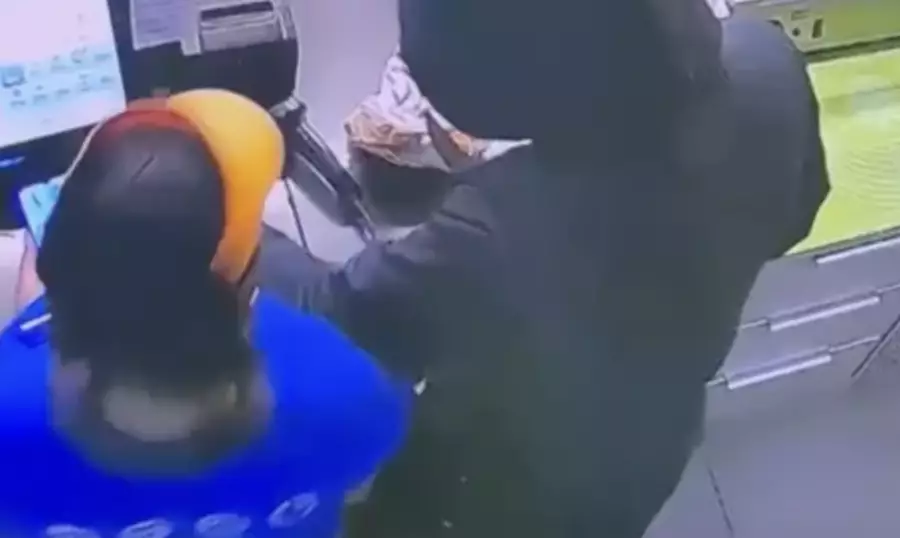 Ақтауда жанармай құю бекетін тонаған ер адам видеоға түсіп қалды