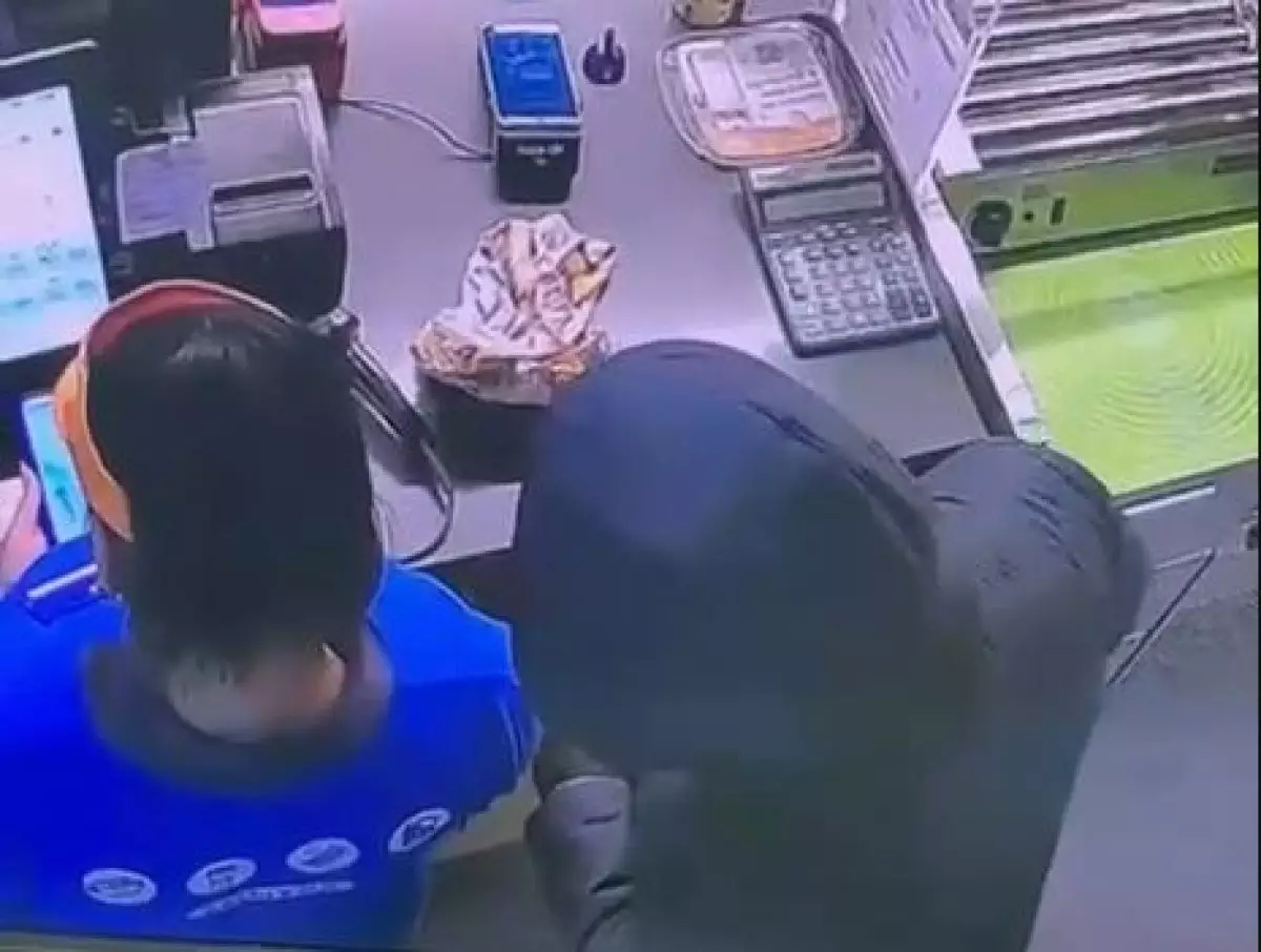 Мужчина с ножом угрожал кассиру на автозаправке Актау