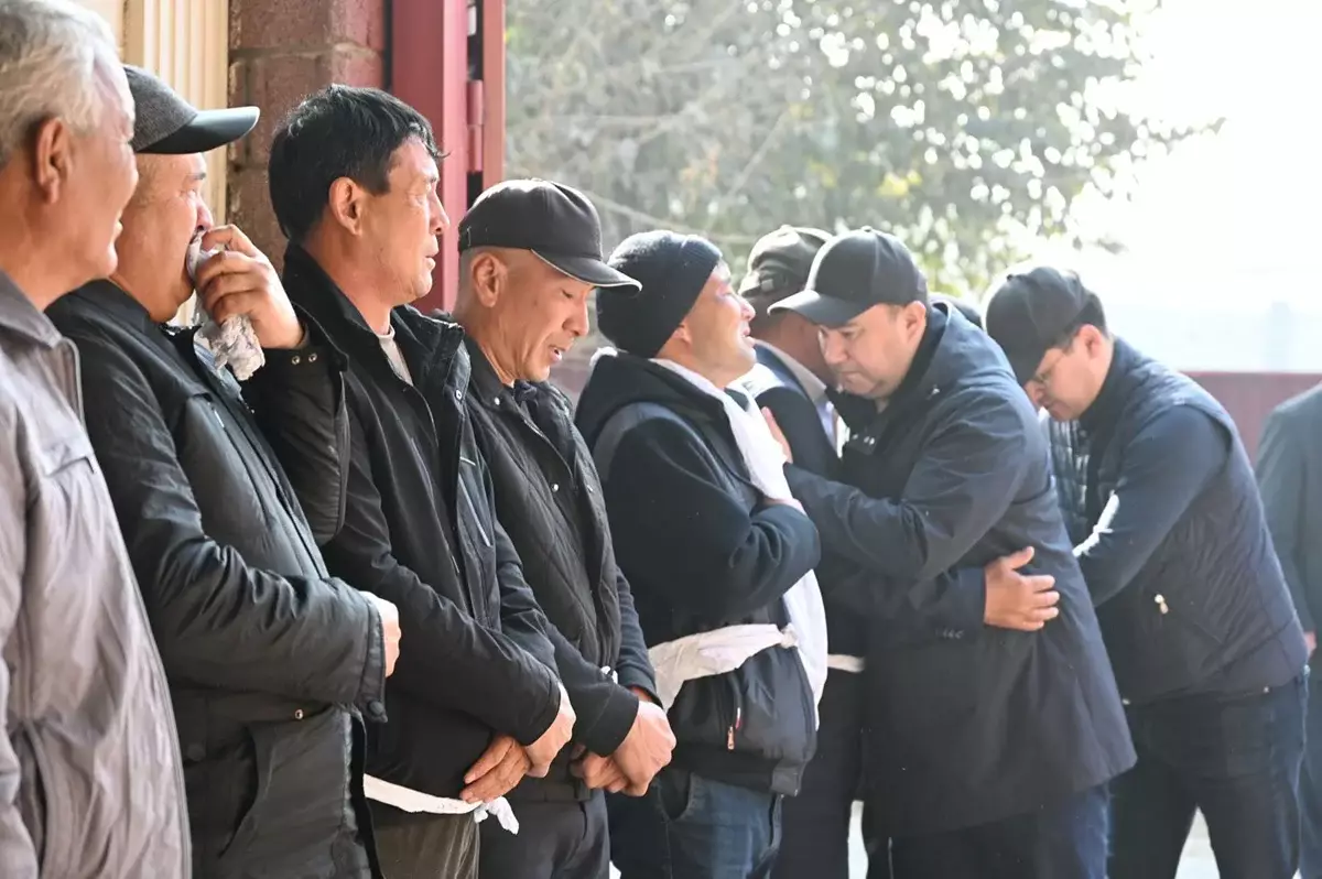 Аким Туркестанской области посетил родственников погибших при пожаре людей