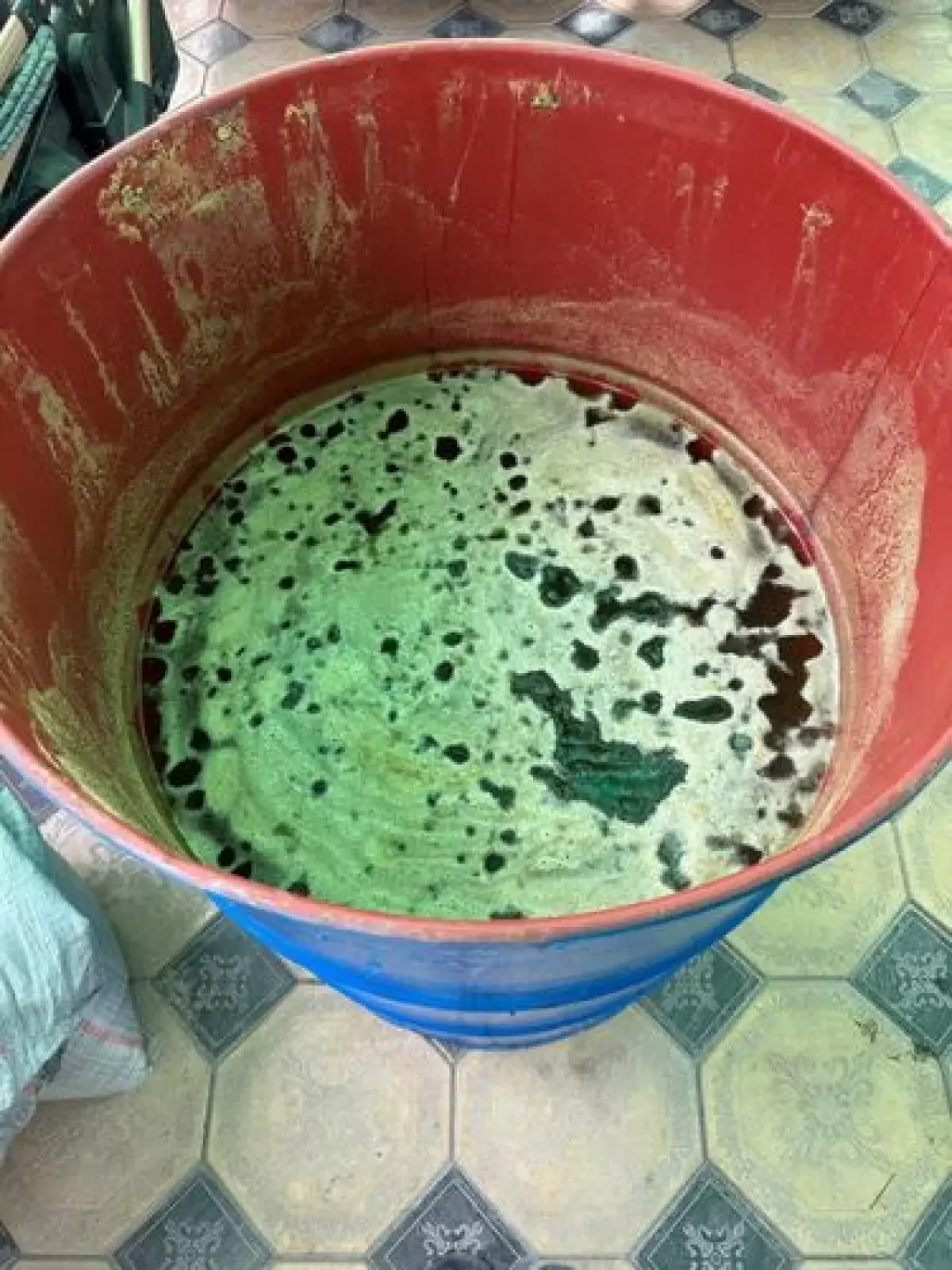 Девушку били шлангом и погружали в бочку с водой за отказ носить хиджаб