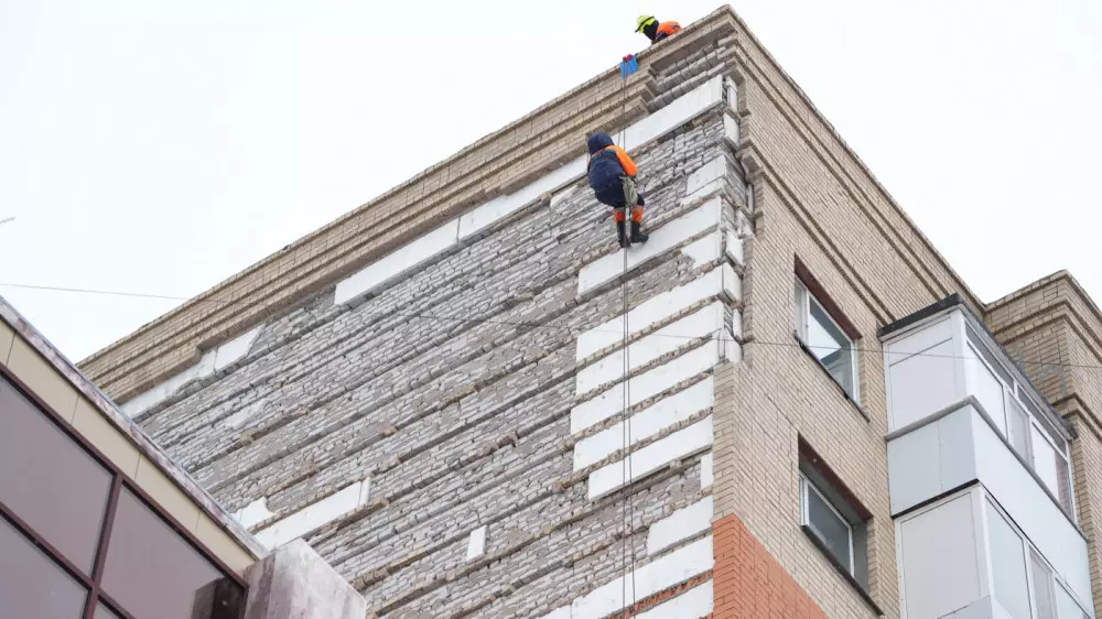 Обрушение облицовки в Астане: врачи рассказали о состоянии пострадавших