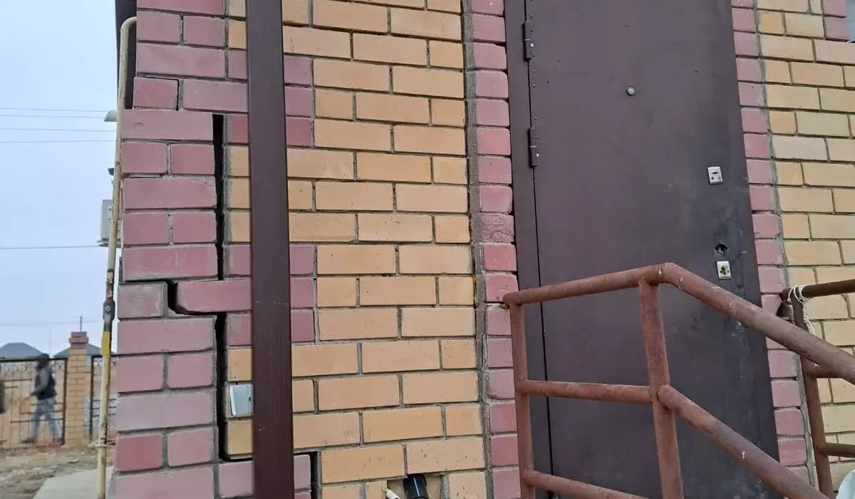 Построенные пять лет назад дома разваливаются в Атырау: жильцы бьют тревогу