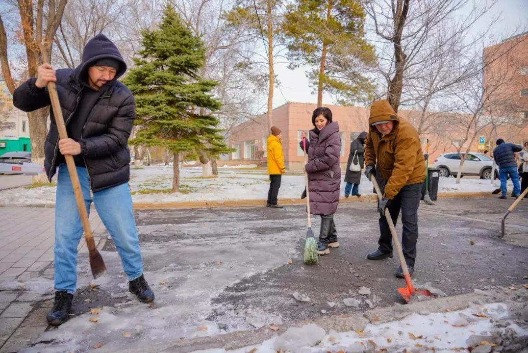 В Астане филармония превратила "Таза Қазақстан" в масштабный флешмоб чистоты