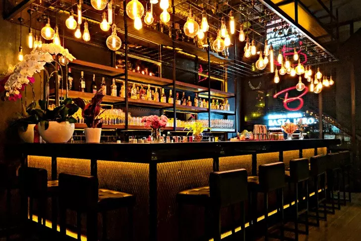 Поведение в баре стоило карьеры полицейскому из Караганды