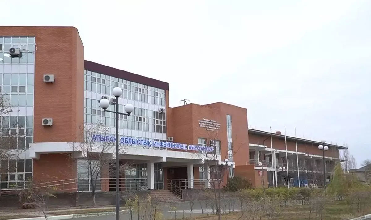 Скандал в Атырау: сотрудники инфекционной больницы жалуются на низкие зарплаты