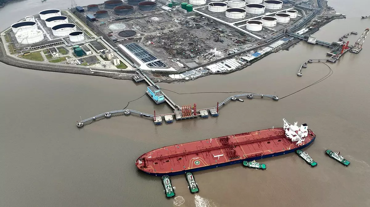 Экспорт российской нефти в Китай в ноябре сократится на две трети