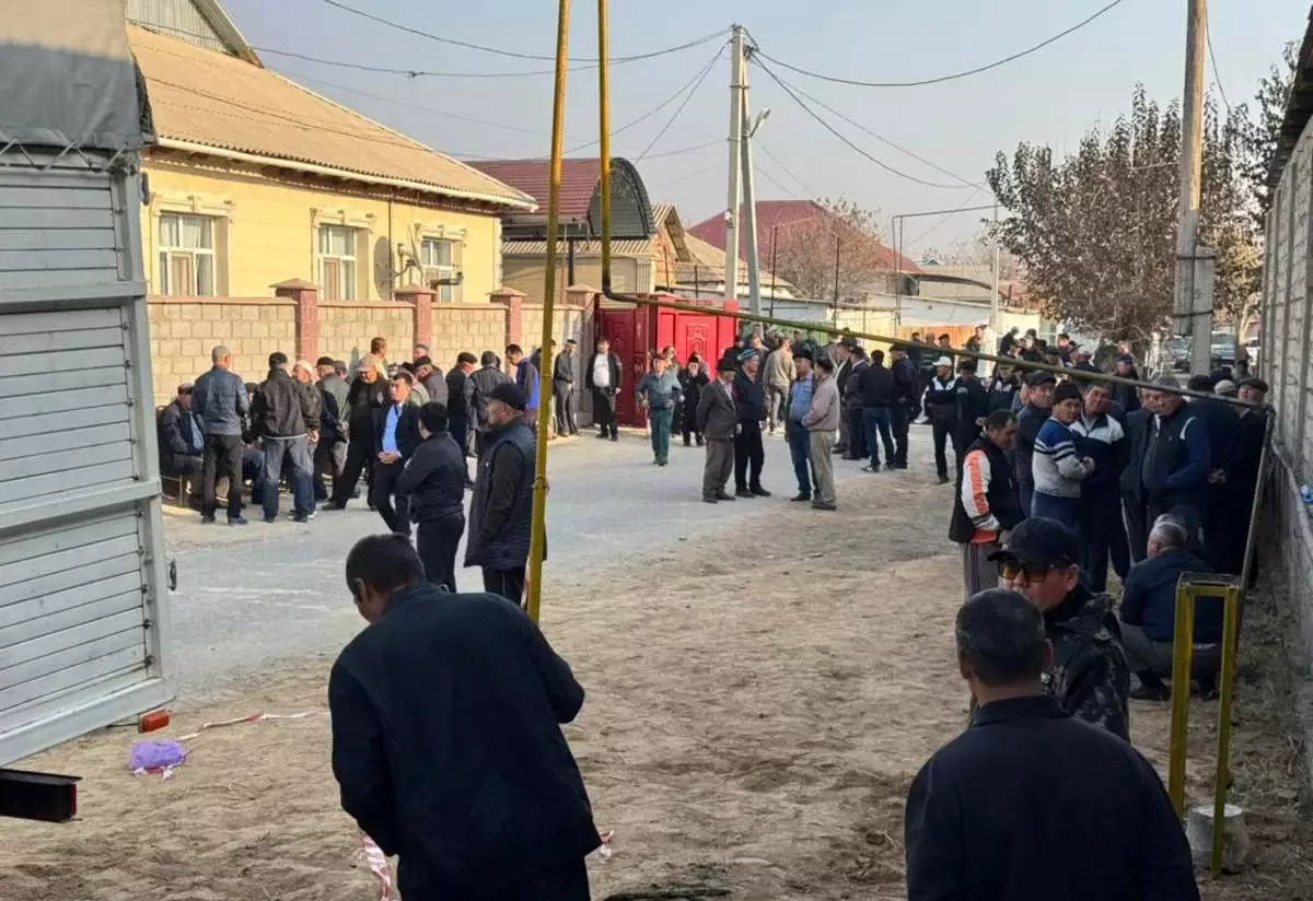 «Үш жыл бұрын көшіп келген»: Жетісайда өрттен қаза тапқан 12 адамның жаназасы шығарылды