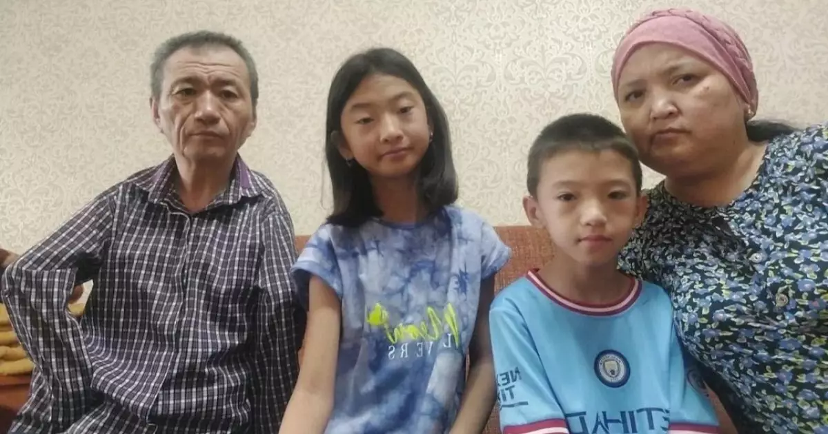  `Қолым жоқ болса да, балаларымды жетектедім`: екі тағдырды тоғыстырған қайсар әке туралы хикая 