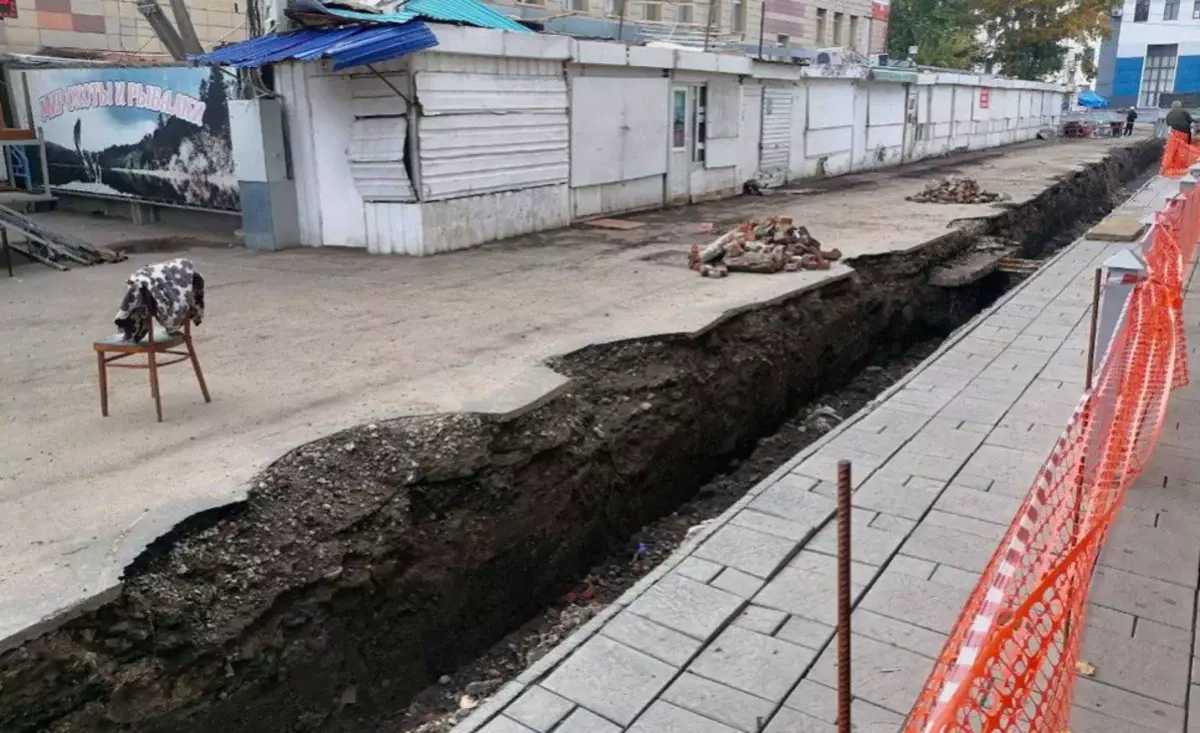 Пенсионерка пострадала на рынке из-за открытой траншеи в Усть-Каменогорске