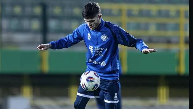 Футболист сборной Казахстана оценил последний матч в году и рассказал о своих планах