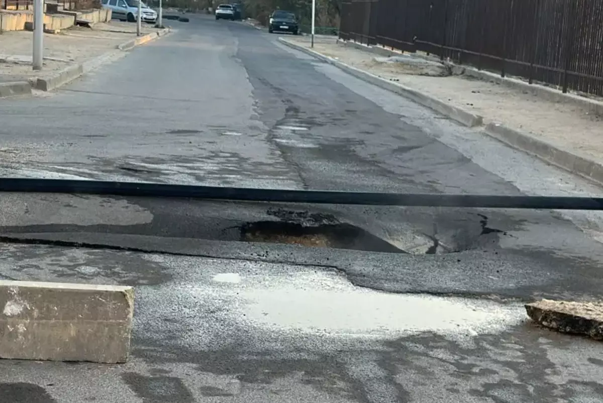 Прорыв трубопровода в Актау повредил автомобиль и оставил яму на дороге