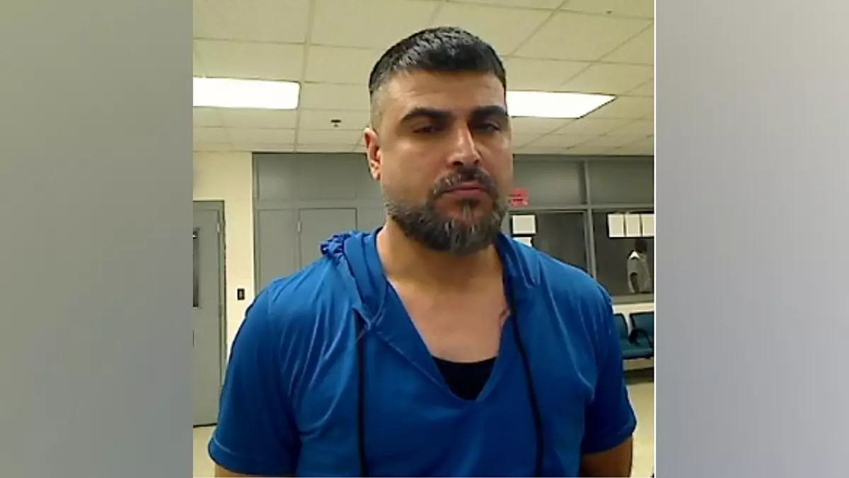 Нелегальный иммигрант обвиняется в попытке выхватить электрошокер у офицера ICE с криком «Аллаху акбар» во время ареста.