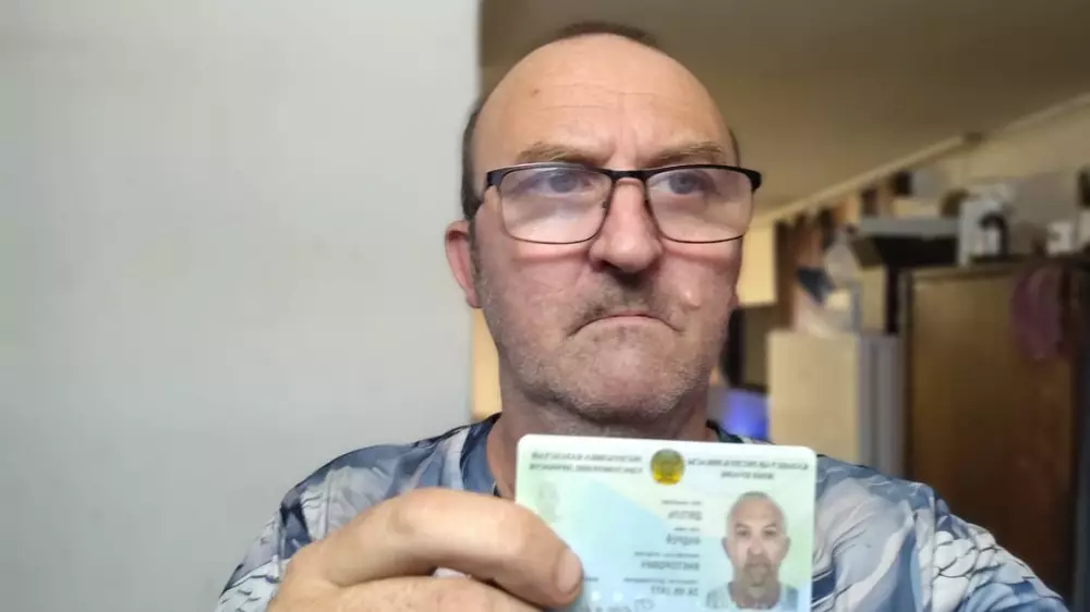 Был “невидимкой“. 48-летний павлодарец впервые получил документ, а вместе с ним и штраф