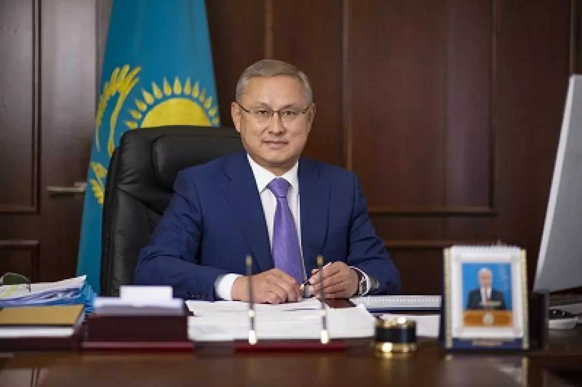 До 1,7 млн тенге: раскрыта средняя зарплата министров и акимов Казахстана