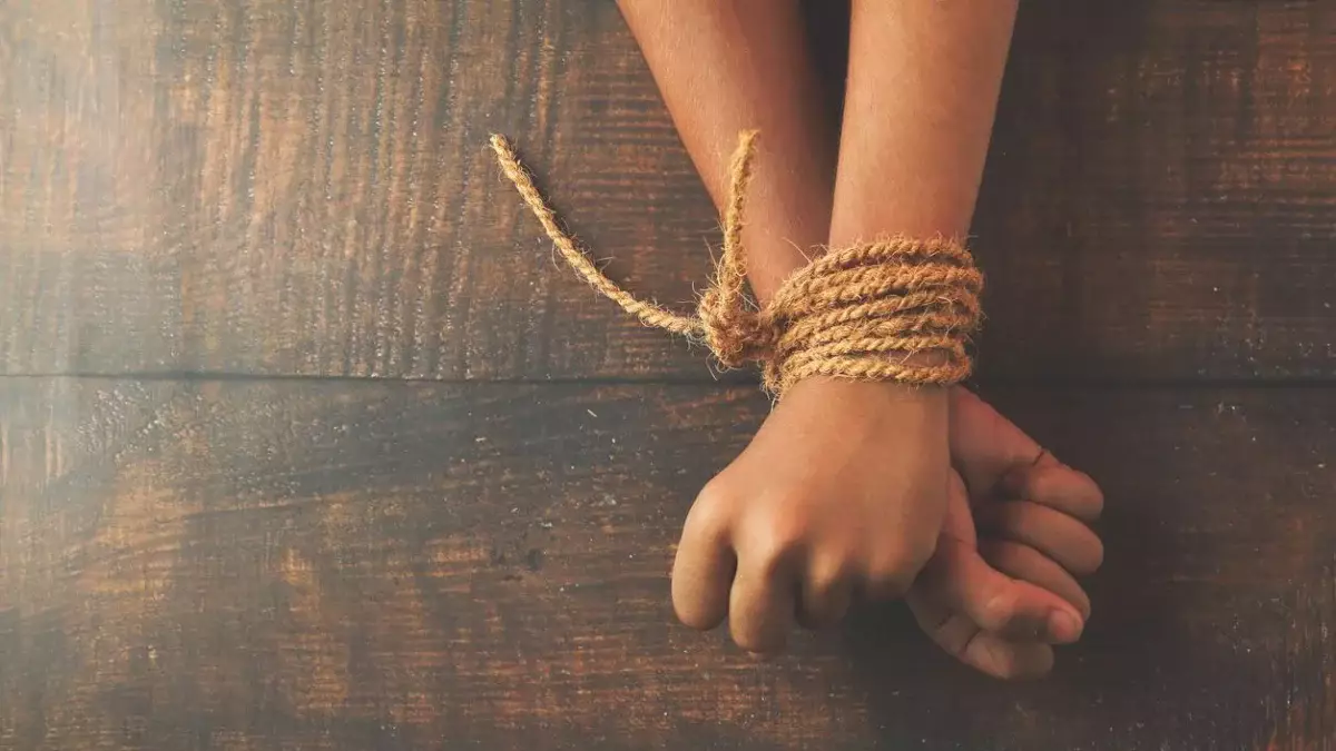 Қолын байлап, жалғыз қалдырып кеткен: Қарағандыда әйел адам ата-ана құқығынан айырылды