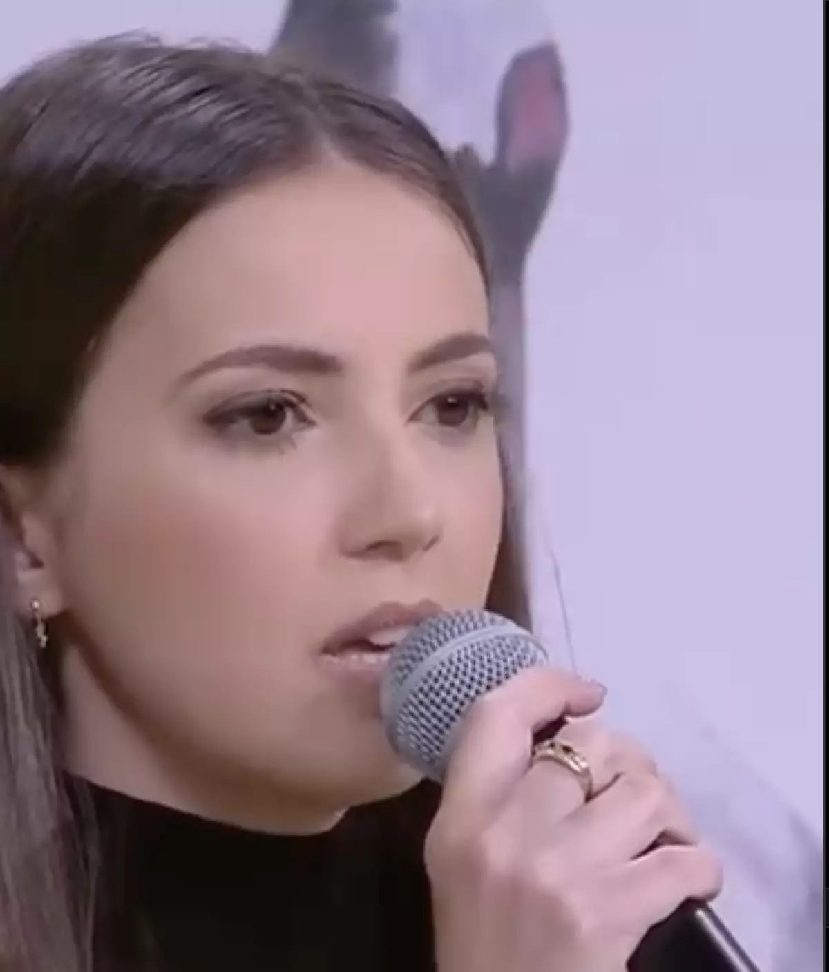 «Таптым-ау сені»: Португалиялық қыз қазақ әндерін орындап, көпшілікті тәнті етті (ВИДЕО)