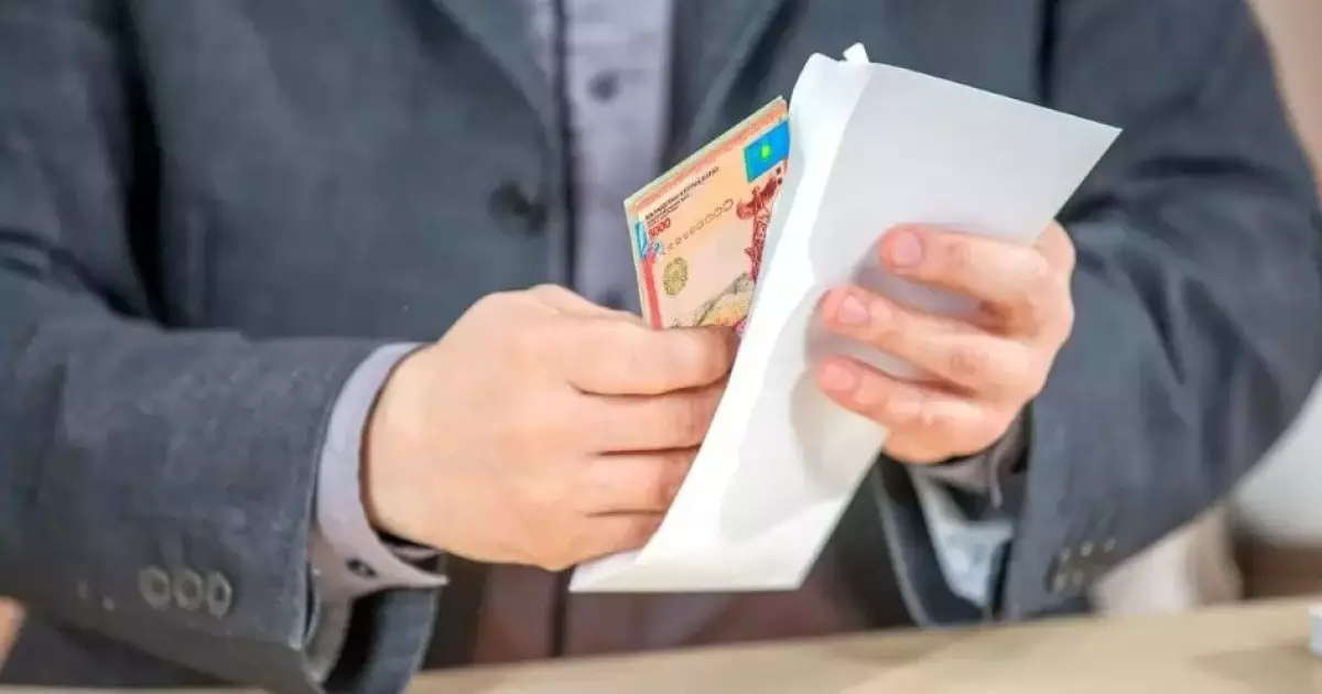  `Конверттегі жалақы`: Міндетті төлемдерді бақылау еңбек нарығын реттей ме? 