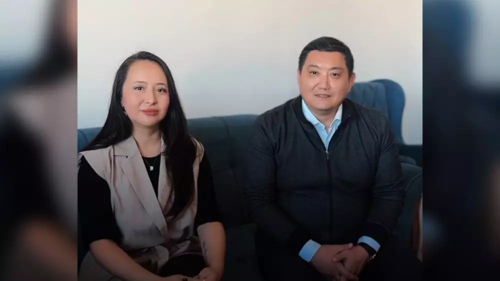 “Нас подвергли хейту“: депутат Базарбек записал видео с женой