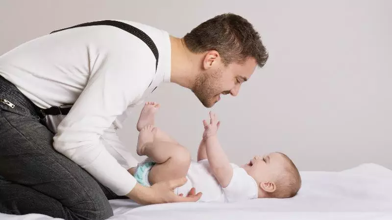 Әкелер де декреттегі уақыт үшін “стаж” жинай алады: Қазақстанда өзгеріс ұсынылды