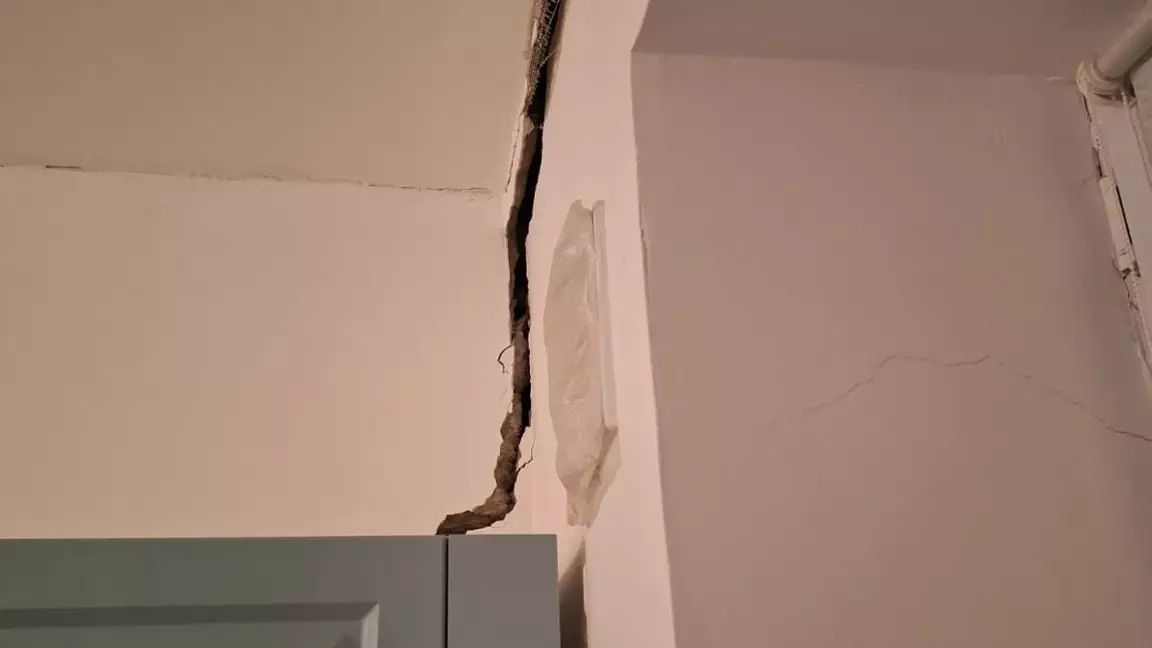 Атырауда мемлекеттік бағдарлама бойынша берілген жаңа үйлер опырылып жатыр