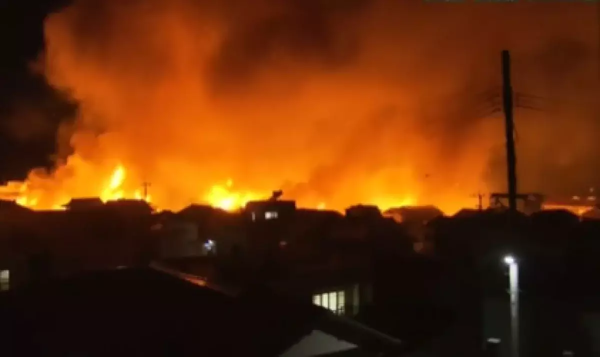 Огненная катастрофа: пожар охватил 170 домов и перекинулся на соседний остров