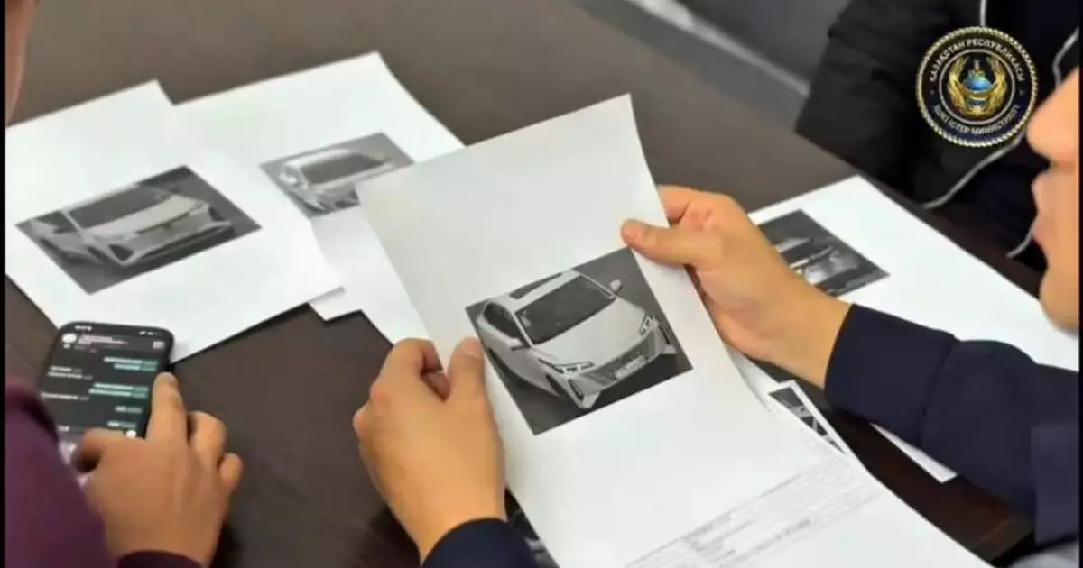  Автосалон қызметкері жаңа көліктерге жалған мемлекеттік нөмір орнатқан 
