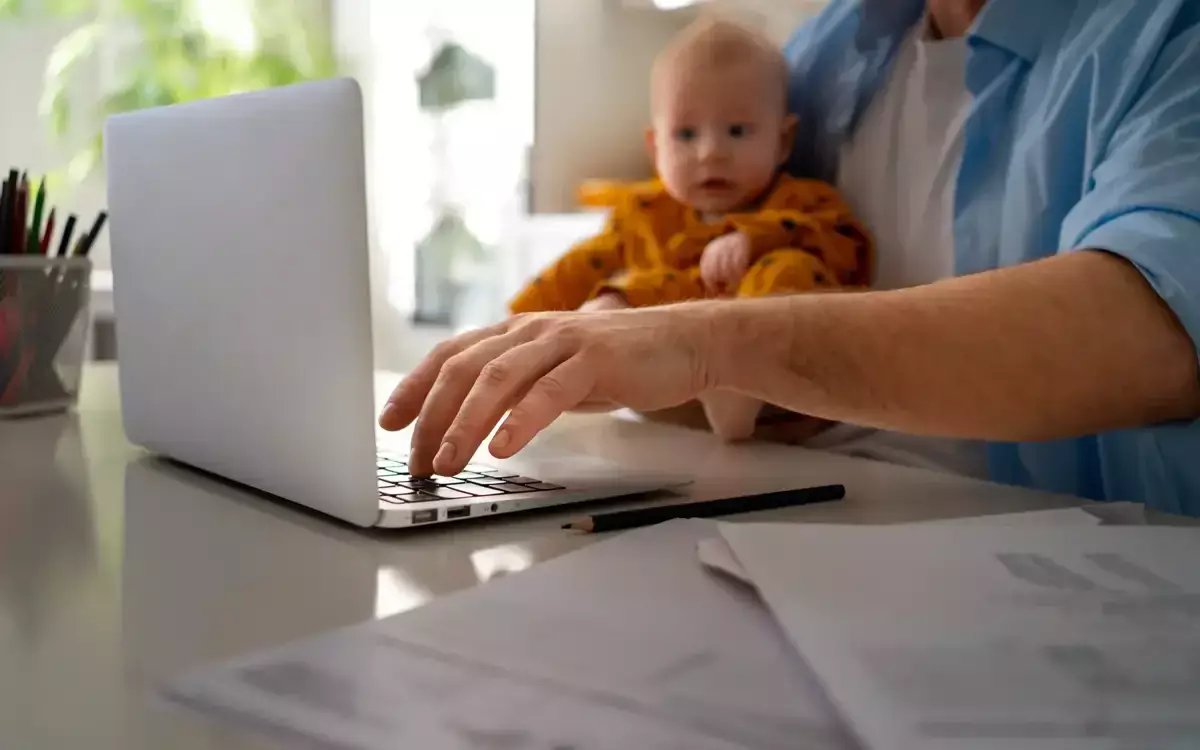 В Казахстане отцам могут засчитывать в трудовой стаж период ухода за ребёнком