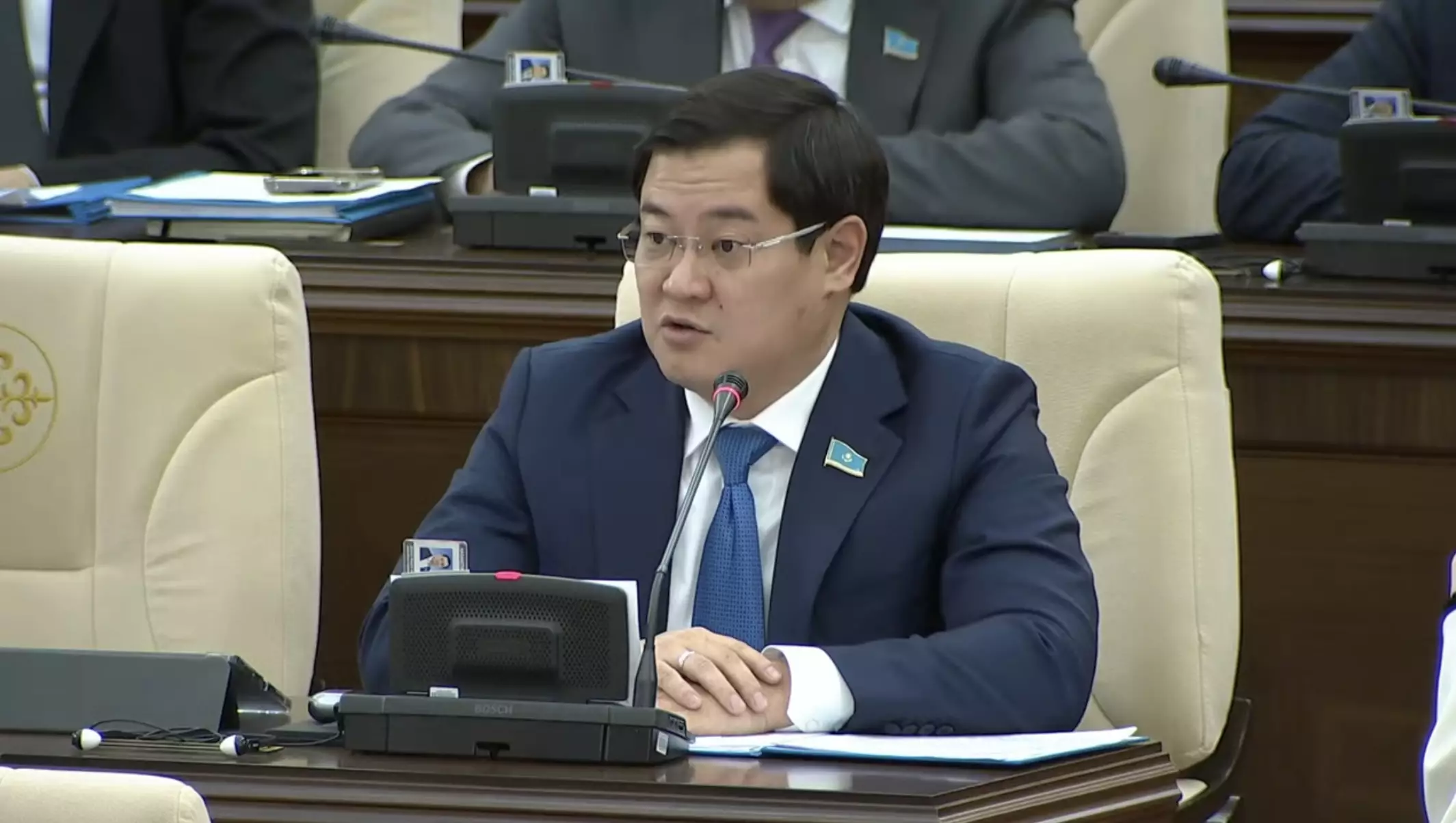 «Ерлердің жаппай декретке шығуы мүмкін бе?»: депутат Құспеков Парламентте өзекті мәселені көтерді