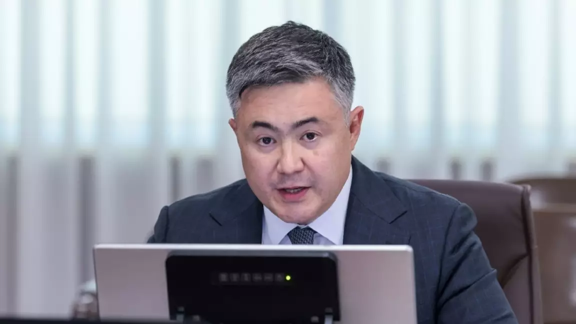 Тимур Сүлейменов 1,7 миллиард теңге сыйақыға қатысты жауап бермей, үнсіз отырып қалды