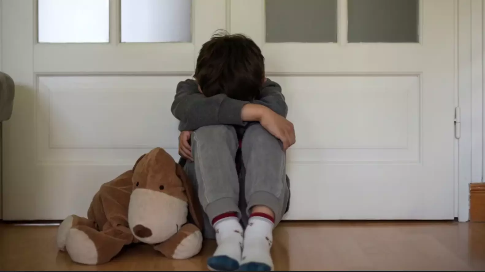 Анасы 4 жасар баласының қолын байлап, үйде жалғыз тастап кеткен