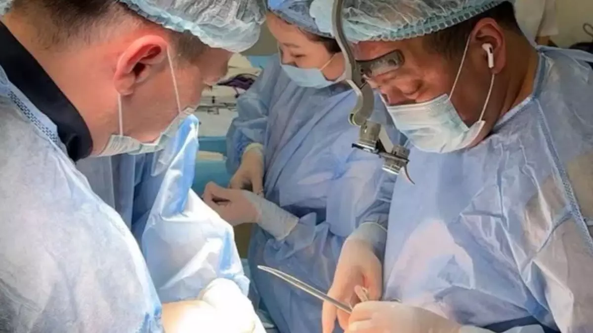 Без шансов? Онкохирурги Алматы спасли жизнь пациентке с тяжёлым сердцем и раком