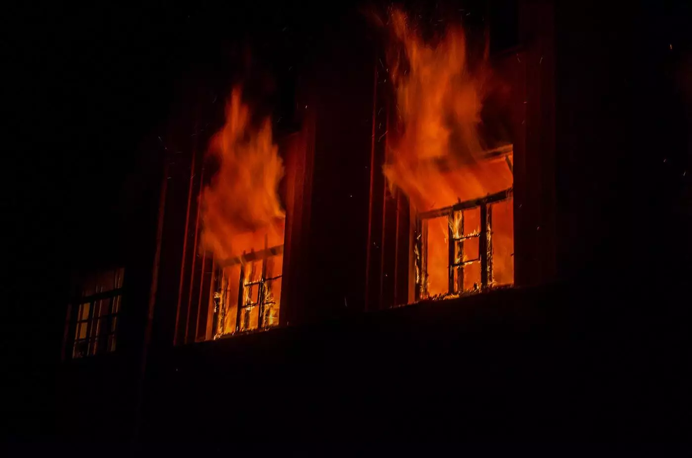 "Терезеге жабысып қалған": Алғабастағы өртте қаза болғандар туралы сұмдық дерек тарады