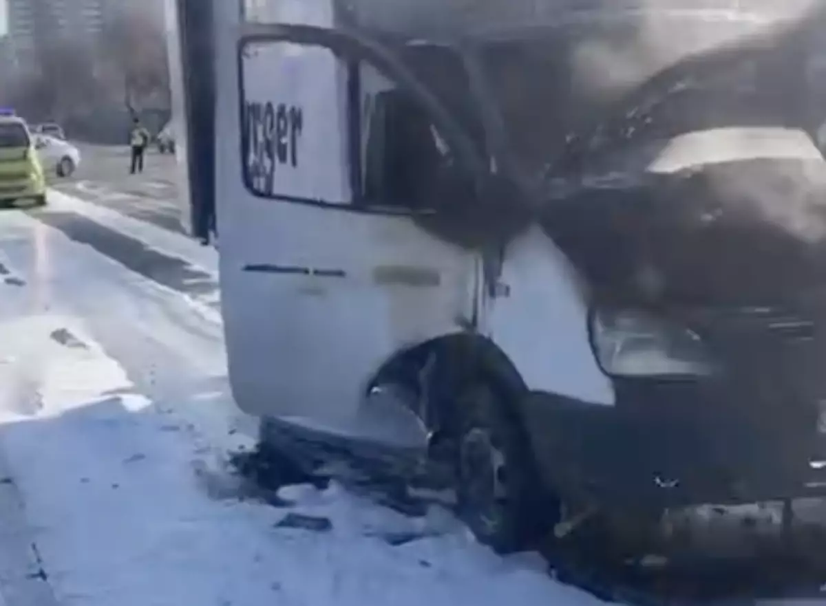 "Газель" загорелась на улице в Астане (ВИДЕО)