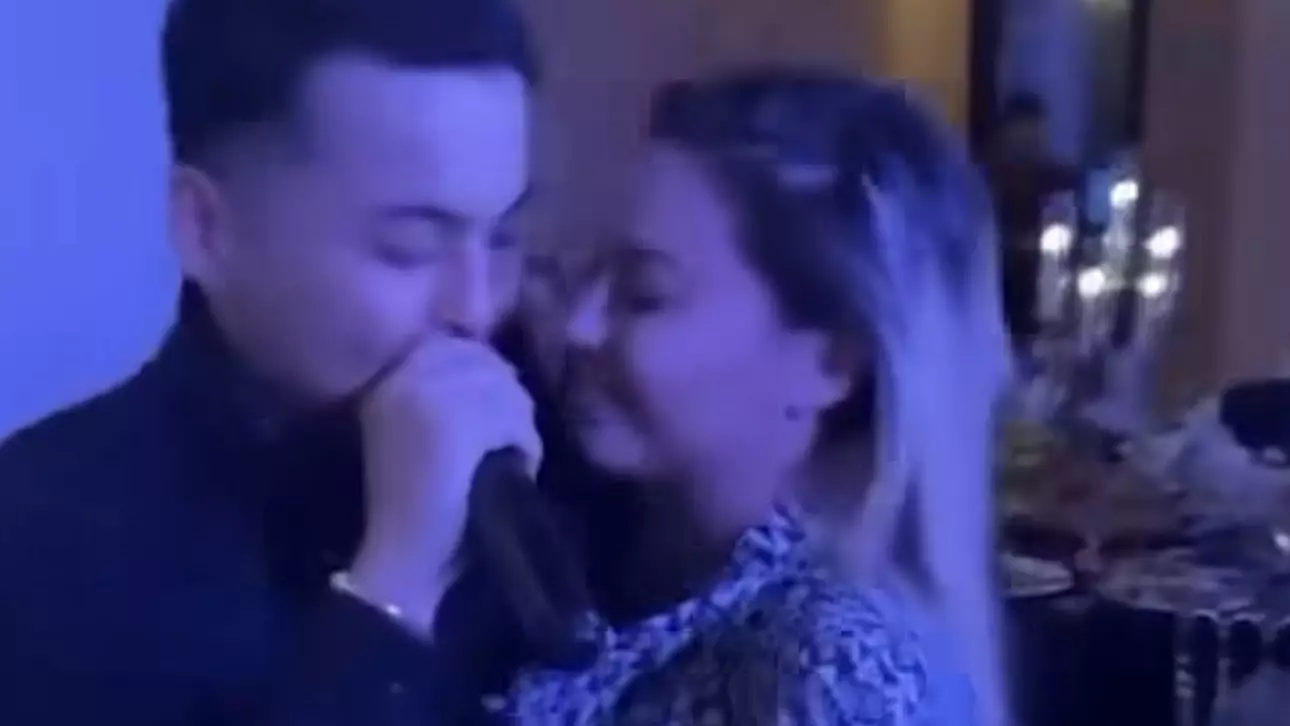 Әнші Тұрар сахнада бейтаныс әйелмен жабысып билеген видеосы тарады (ВИДЕО)