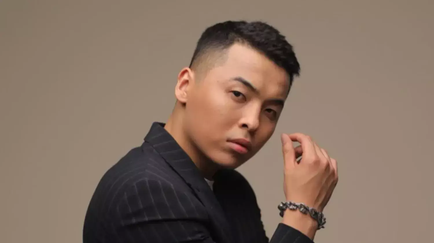 Әнші Тұрардың сахнада бейтаныс әйелмен жабысып билегені қызу талқыға түсті (ФОТО)