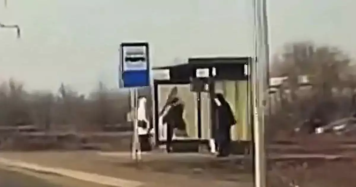  Әйелімен ұрысып қалған ақтөбелік аялдаманы қиратып тастаған (ВИДЕО) 