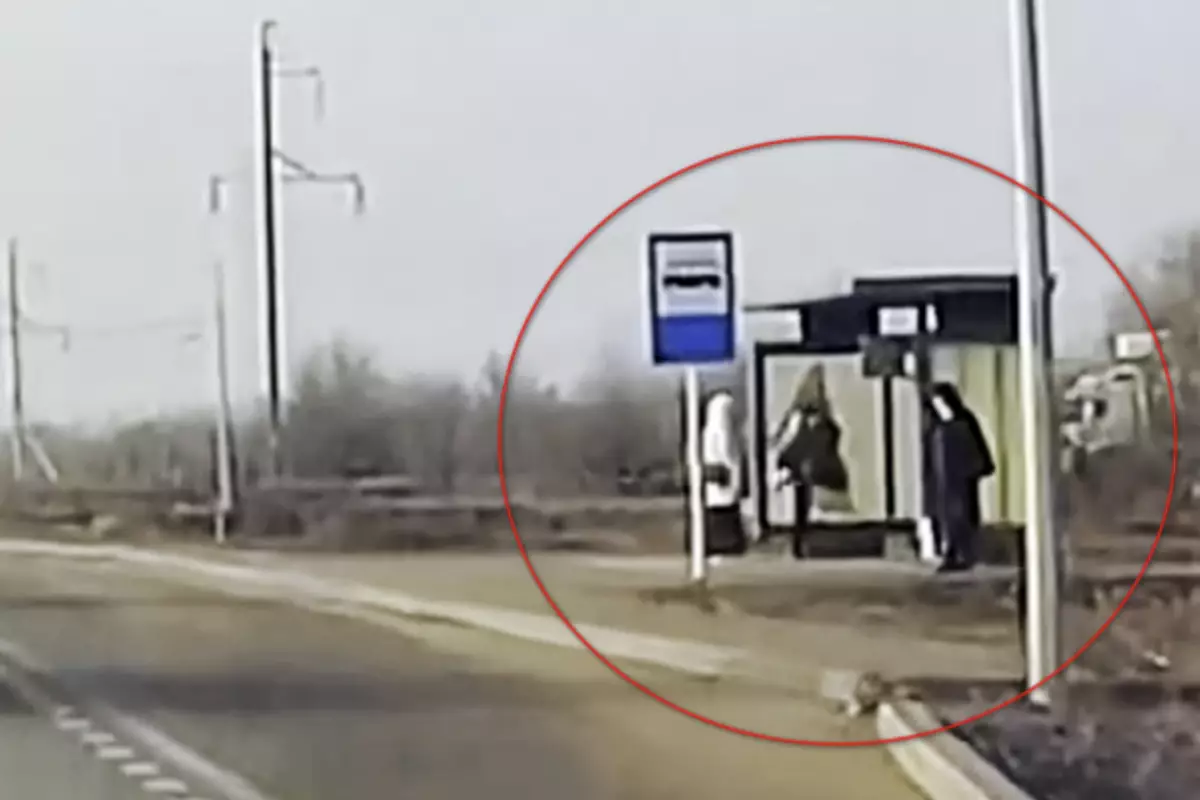 Мужчина разгромил автобусную остановку после ссоры с женой в Актобе (ВИДЕО)