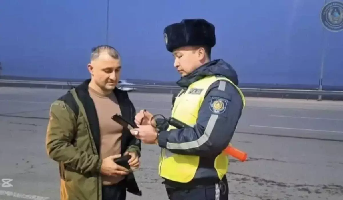 Год без нарушений: полицейские наградили примерных водителей в Карагандинской области