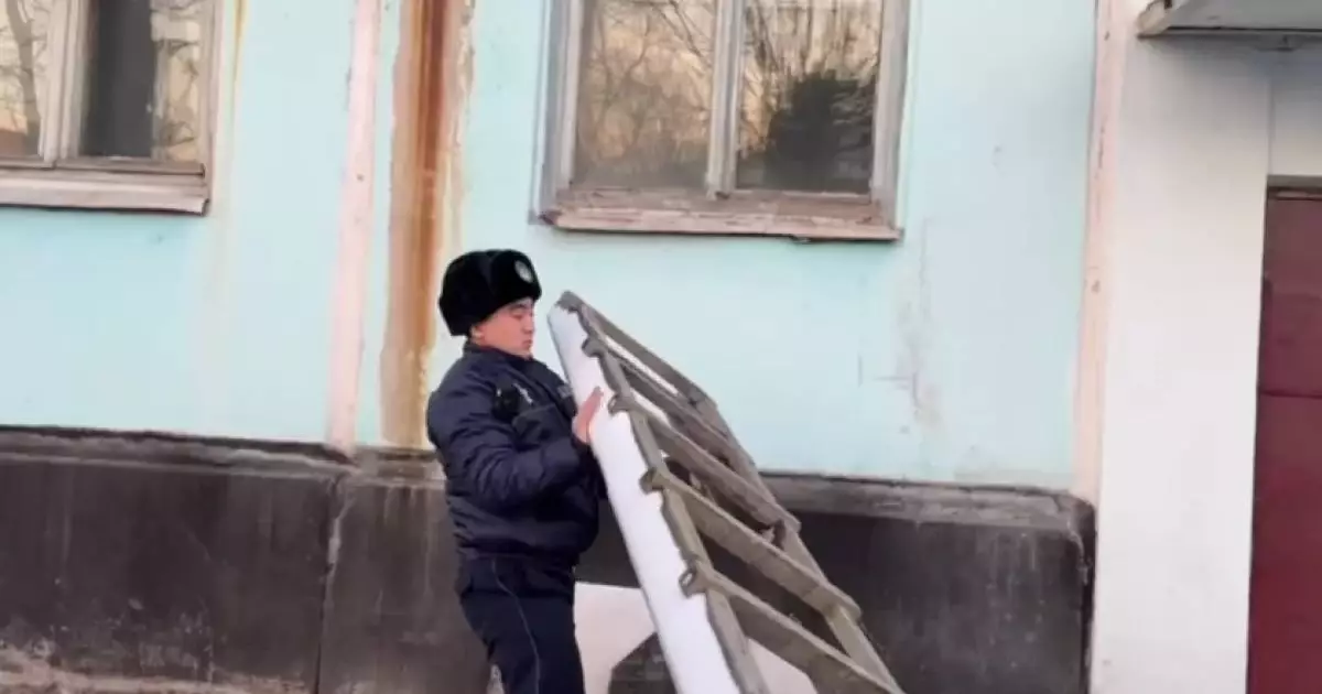  ШҚО-да полицейлер үйінде ес-түссіз жатқан әйелді құтқарып қалды 