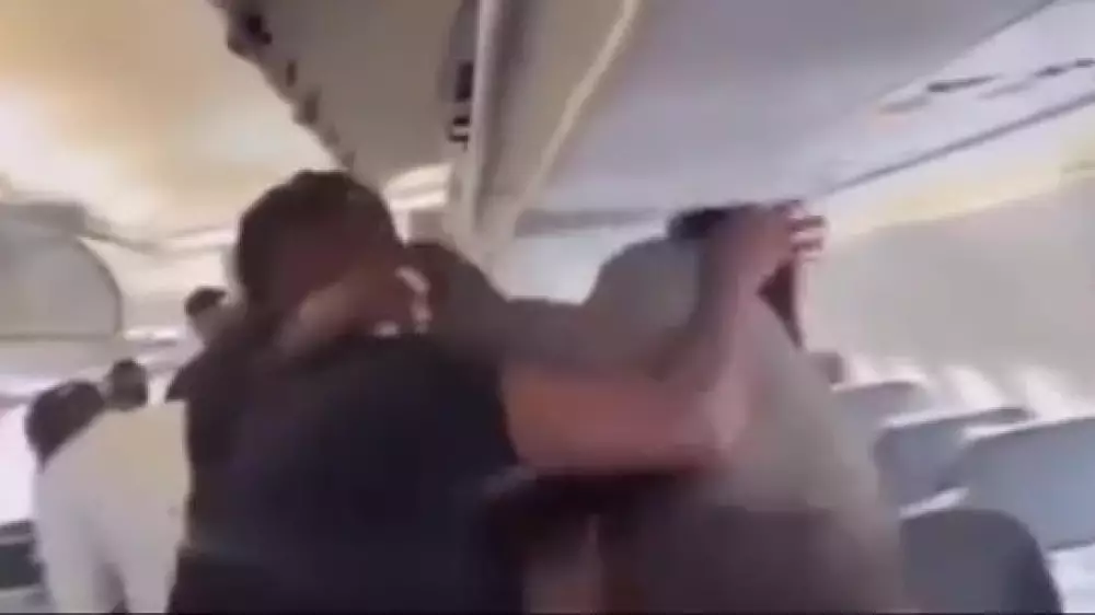 Драка комика и блогера в самолёте попала на видео